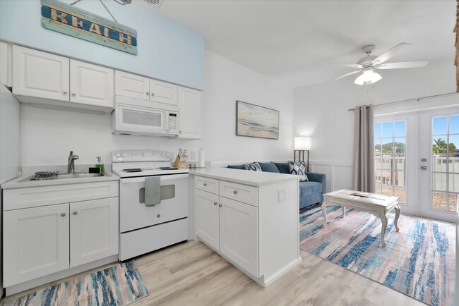 711 E Gulf Blvd in Indian Rocks Beach, FL - Foto de edificio - Building Photo