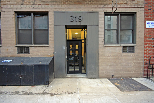 319 E 90th St in New York, NY - Building Photo - Building Photo