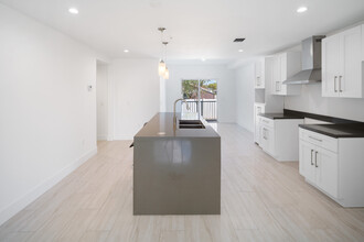 414 Foster Rd in Hallandale Beach, FL - Building Photo - Interior Photo