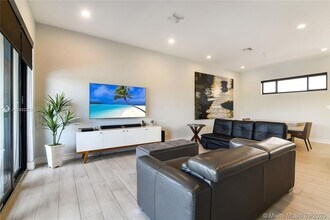 835 NE 17th Terrace-Unit -10 in Fort Lauderdale, FL - Foto de edificio - Building Photo