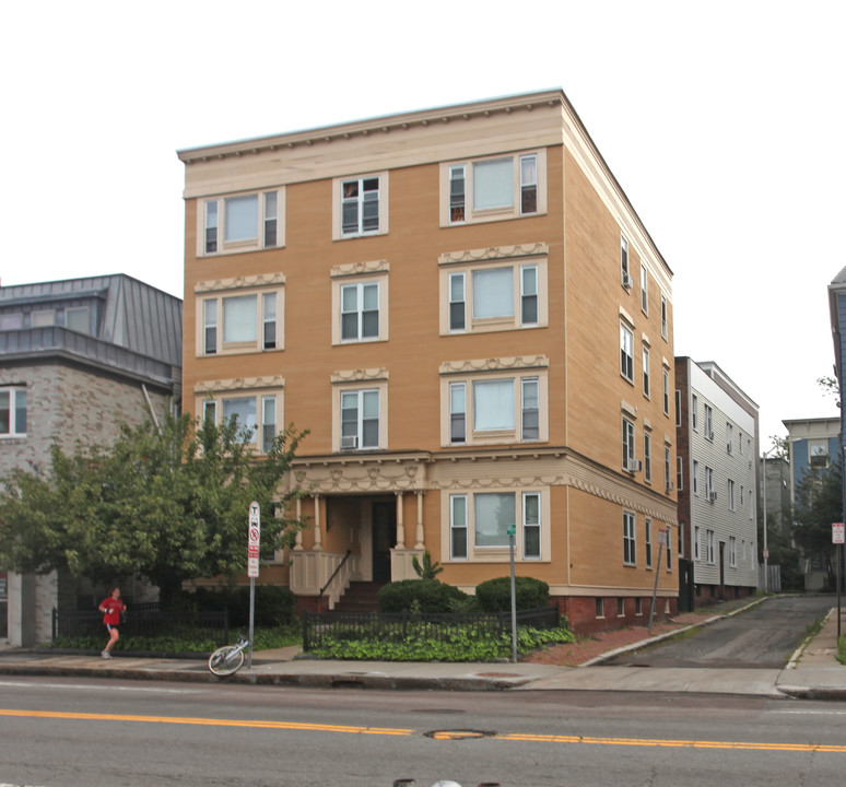 901 Massachusetts Ave in Cambridge, MA - Foto de edificio