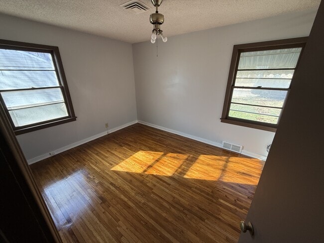 1036 College Ln in Hutchinson, KS - Building Photo - Building Photo