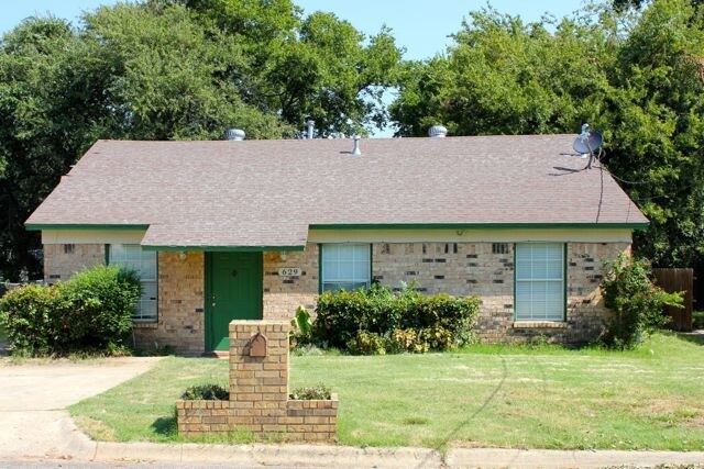 629 Park Ln in Denton, TX - Building Photo