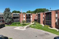 1800 Riverwood Dr in Burnsville, MN - Foto de edificio - Building Photo