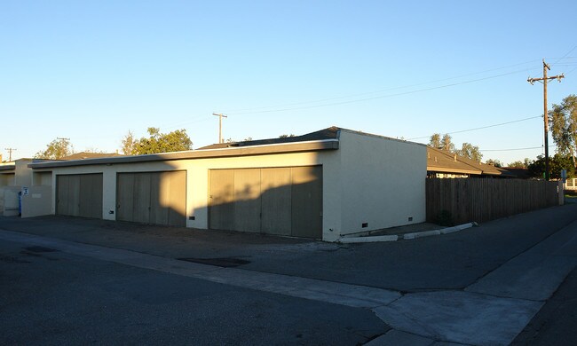 1652 W Orangewood Ave in Anaheim, CA - Building Photo - Building Photo