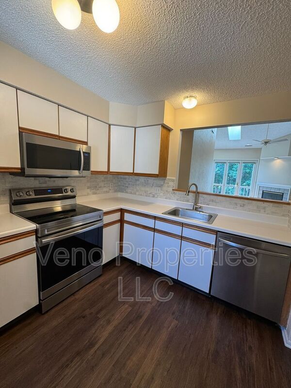 4808 Foxwood Dr S in Clifton Park, NY - Building Photo - Building Photo