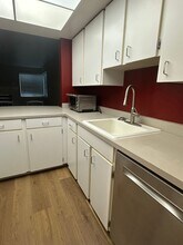 6645 W Burnside Rd in Portland, OR - Building Photo - Building Photo