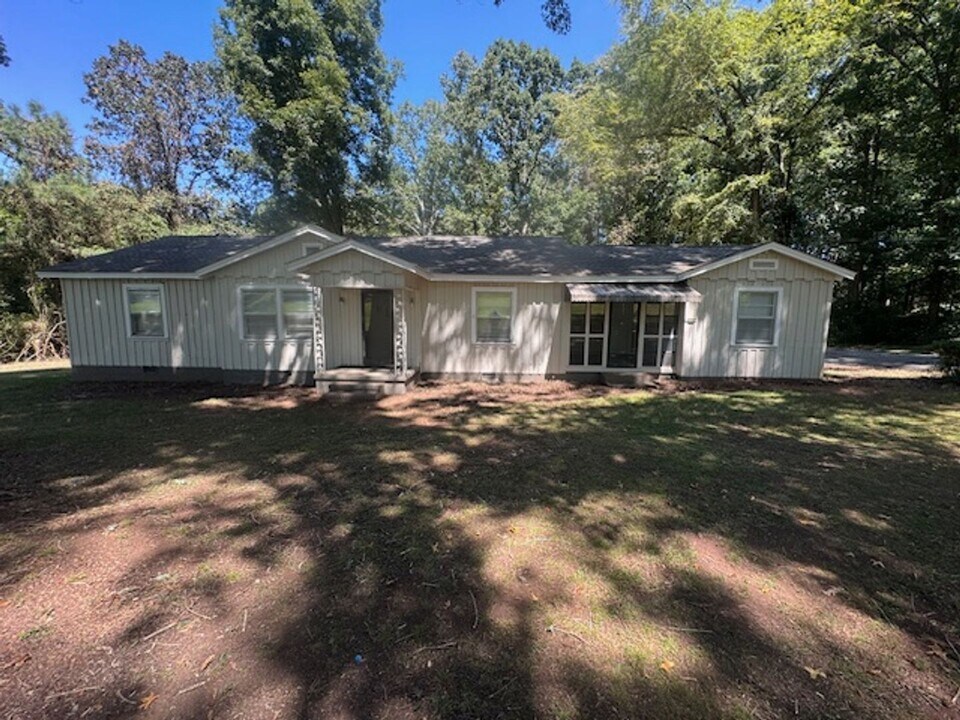 3068 Roanoke Rd in Lagrange, GA - Building Photo