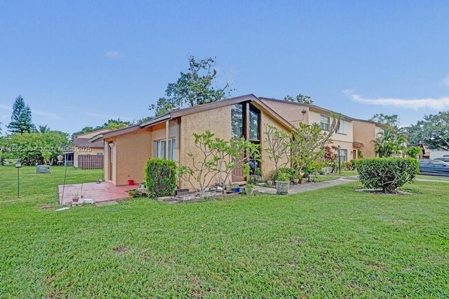 7135 W Sunrise Blvd in Plantation, FL - Building Photo - Building Photo