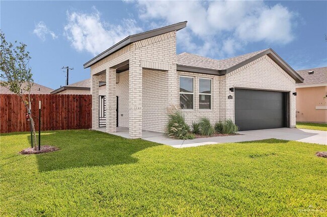 2600 N Day Lily Ave in Edinburg, TX - Building Photo - Building Photo