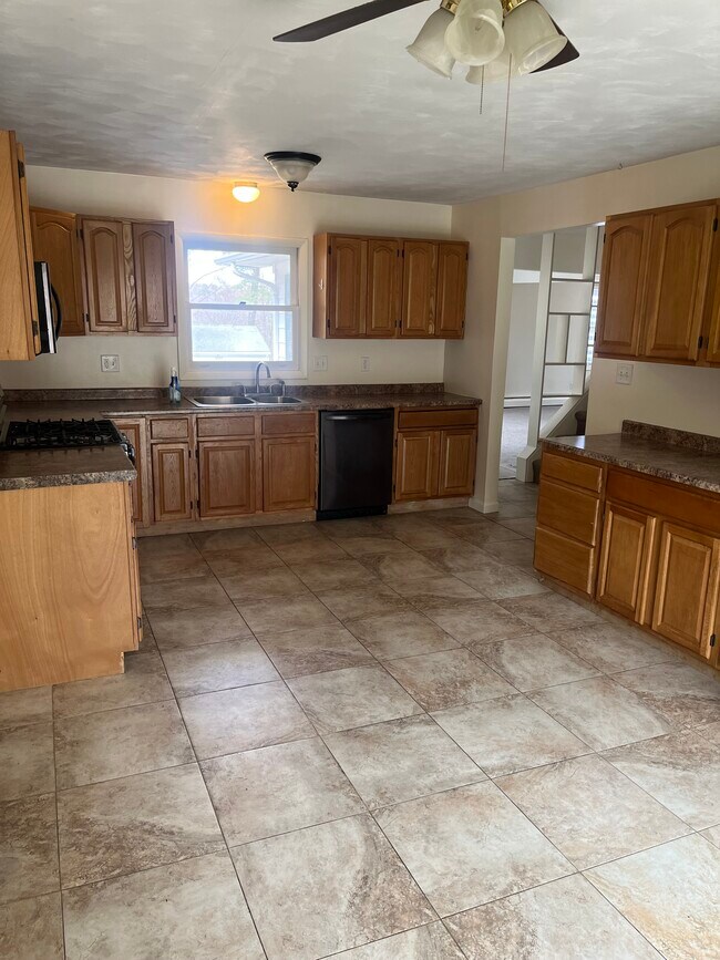 2064 Colchester Dr in Binghamton, NY - Building Photo - Building Photo