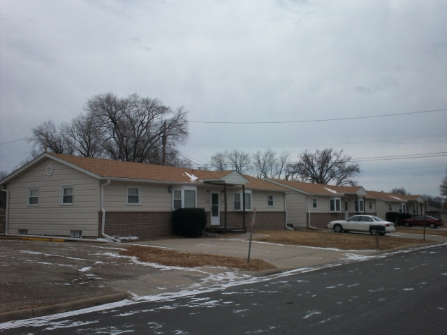 1214 Beverly St in Emporia, KS - Foto de edificio