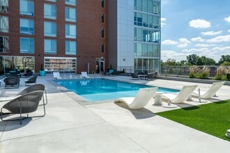 Everly on The Loop in St. Louis, MO - Foto de edificio - Building Photo