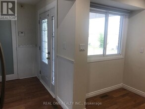 1580 Lancaster Dr in Oakville, ON - Building Photo - Building Photo