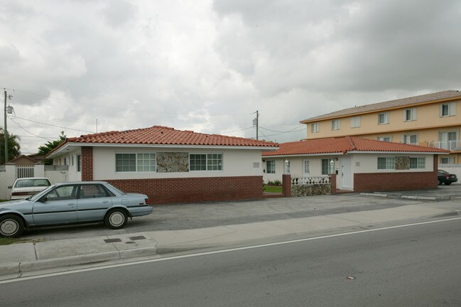 324 NW 57th Ave in Miami, FL - Foto de edificio - Building Photo