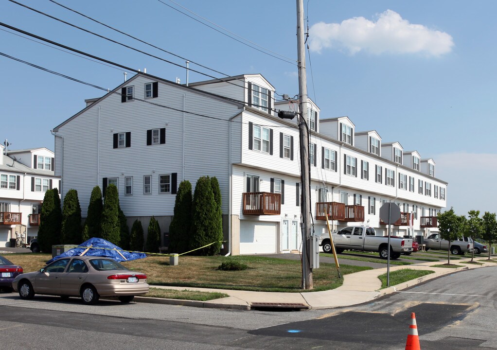 Riverwatch Court in Essington, PA - Foto de edificio