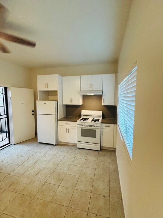 5600 S Broadway, Unit Apt #4 in Los Angeles, CA - Building Photo