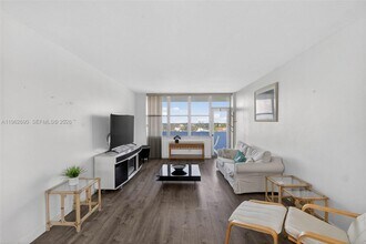 7441 Wayne Ave in Miami, FL - Foto de edificio - Building Photo