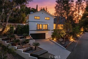 9653 Oak Pass Rd in Beverly Hills, CA - Building Photo