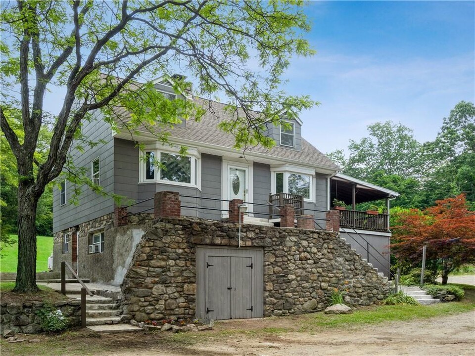 11 Cross Creek Rd in Cold Spring, NY - Building Photo