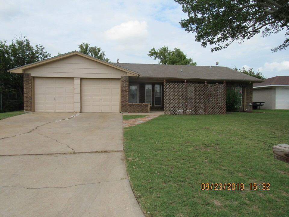 2606 NE Lake Ave in Lawton, OK - Building Photo
