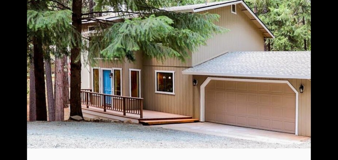 18111 N Meadow Dr in Pioneer, CA - Building Photo