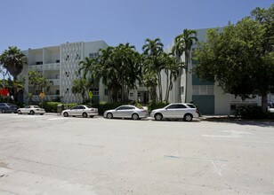 Montego Apartments in Miami Beach, FL - Foto de edificio - Building Photo