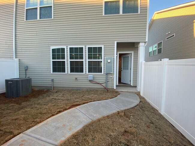 Room in Townhome on Cottage Crest Ln in Charlotte, NC - Building Photo - Building Photo