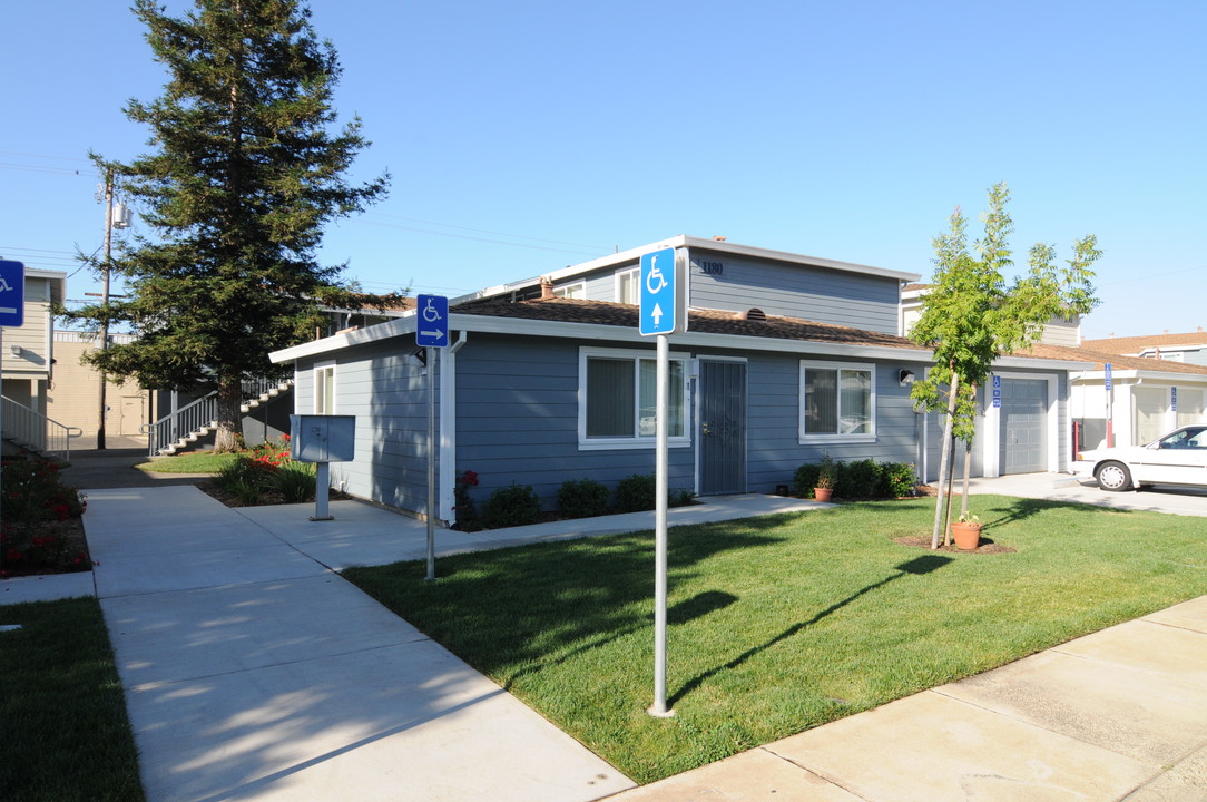 1180 Duchow Way in Folsom, CA - Building Photo