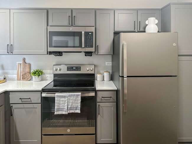 Green Trails Apartments in Lisle, IL - Foto de edificio - Building Photo