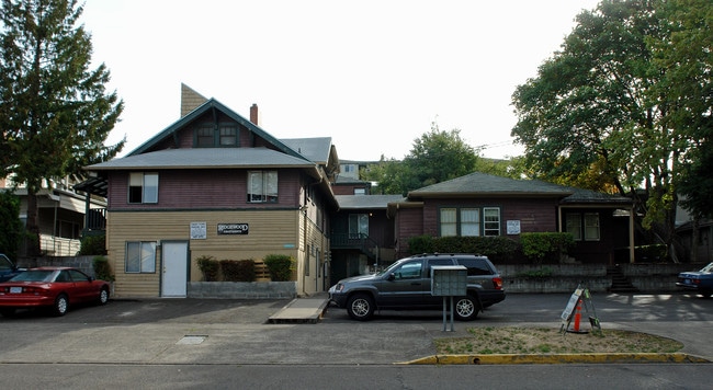 Ridgewood Apartments in Eugene, OR - Building Photo - Building Photo