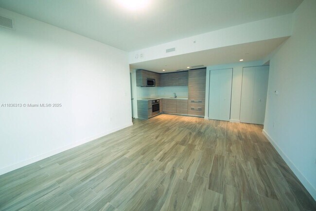 1300 S Miami Ave, Unit 1207 in Miami, FL - Building Photo - Building Photo