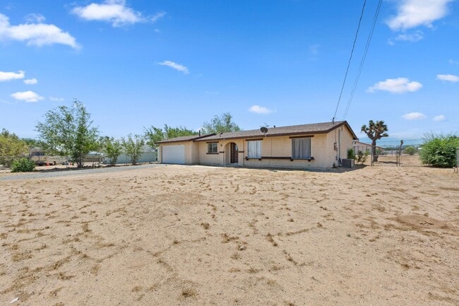 15073 Mojave St in Hesperia, CA - Building Photo - Building Photo