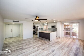 205 E Harmon Ave in Las Vegas, NV - Building Photo - Building Photo