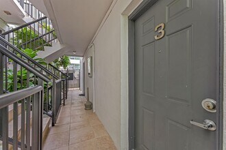 150 SW 10th St, Unit 3 in Miami, FL - Foto de edificio - Building Photo