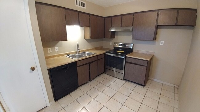 4630 Country Creek Dr in Dallas, TX - Building Photo - Building Photo