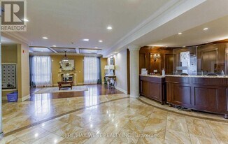 1 Maison Parc Ct in Toronto, ON - Building Photo