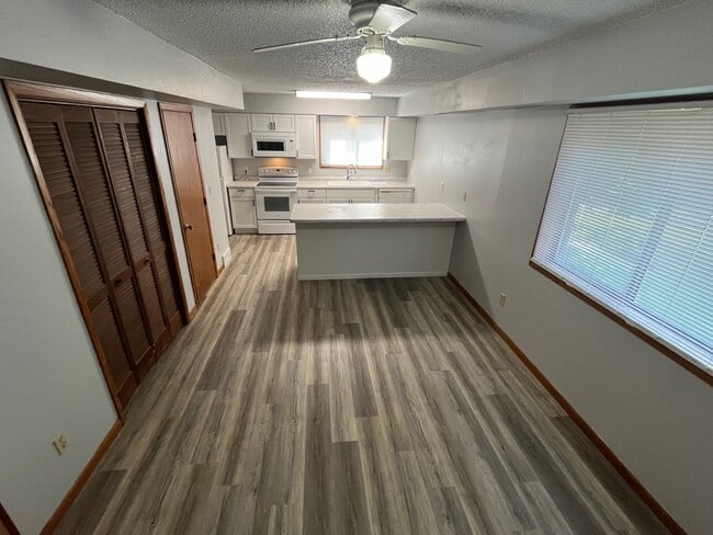 327 S Lucas St, Unit c in Iowa City, IA - Foto de edificio - Building Photo