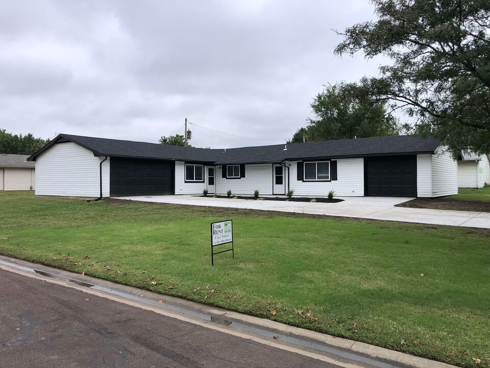 315 E Deer Creek Dr in Rose Hill, KS - Building Photo