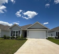 210 Lyla Ln in Crestview, FL - Building Photo