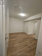 100 W Oak Trl in Barrie, ON - Building Photo - Building Photo