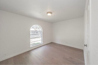 3506 S Elm Dr in Grand Prairie, TX - Foto de edificio - Building Photo