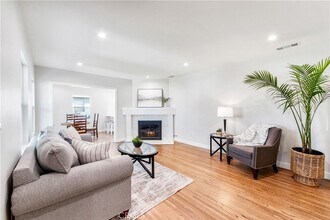 406 Eton Dr in Burbank, CA - Foto de edificio - Building Photo