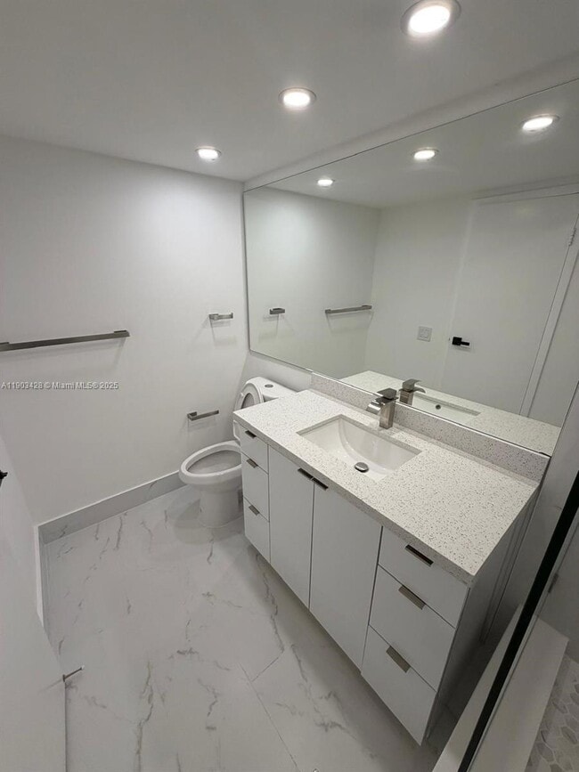 801 Three Islands Boulevard in Hallandale Beach, FL - Foto de edificio - Building Photo