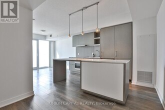 88 Harbour St in Toronto, ON - Building Photo - Building Photo