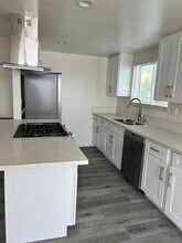 323 24th St, Unit 2 block walks to beach in Manhattan Beach, CA - Foto de edificio - Building Photo