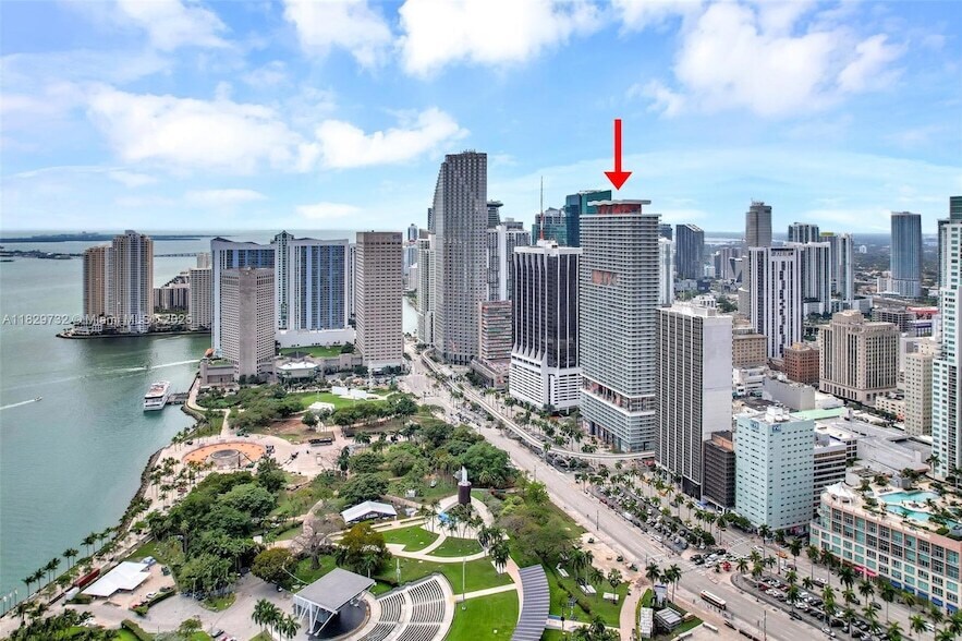 50 Biscayne Blvd, Unit 5104 in Miami, FL - Building Photo