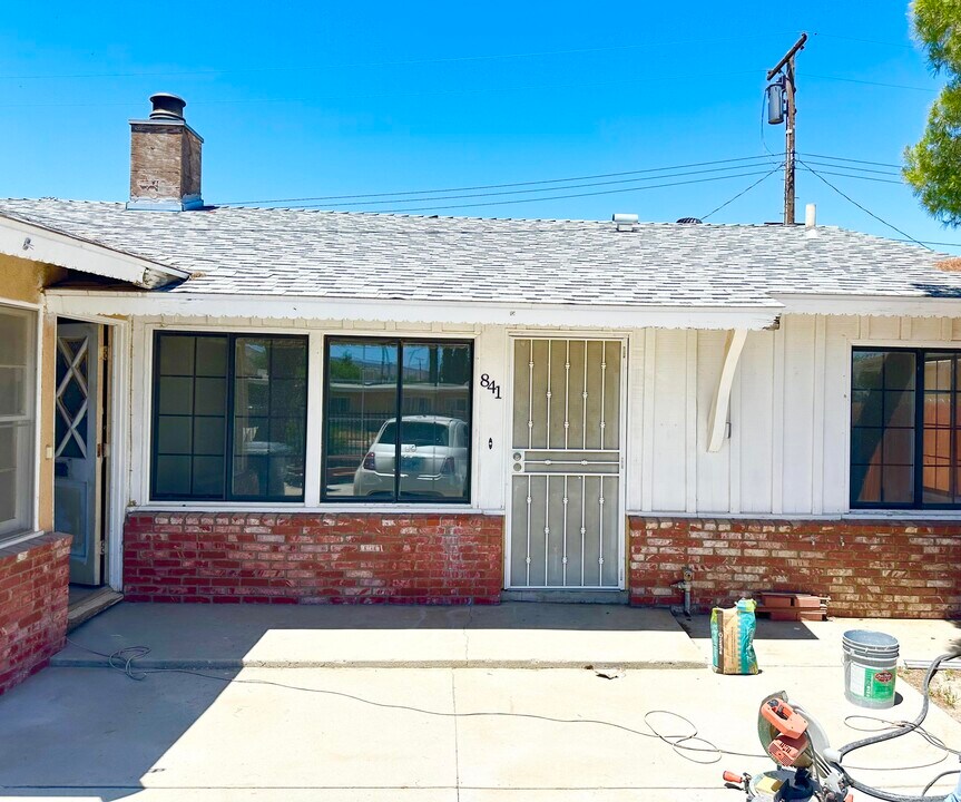 839 E Ave P-12 in Palmdale, CA - Foto de edificio