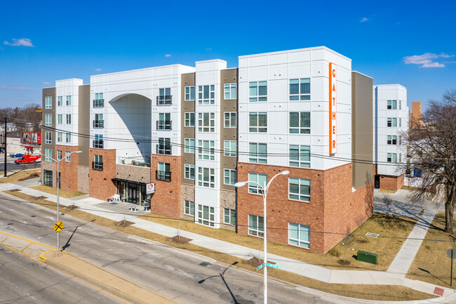 Yugo Urbana Illinois in Urbana, IL - Foto de edificio - Building Photo