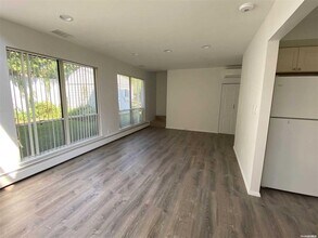 37 Linwood Rd S in Port Washington, NY - Building Photo - Building Photo